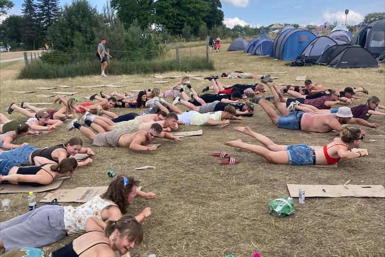 I Camp 'Go'Nabo' i Dream City afholder de techno-yoga for alle interesserede hver formiddag i opvarmningsdagene. Foto: Clara Johanne Selsmark