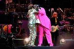 Elton John og Jacob Lusk i en stor krammer. Foto: Oli Scarff/Ritzau Scanpix