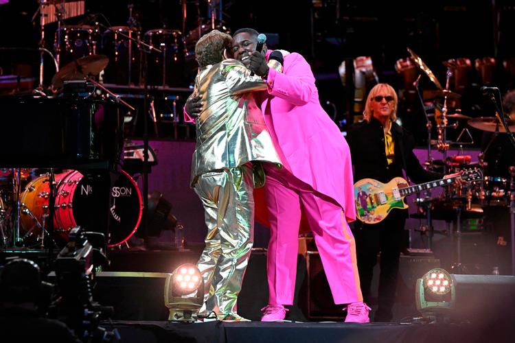 Elton John og Jacob Lusk i en stor krammer. Foto: Oli Scarff/Ritzau Scanpix
