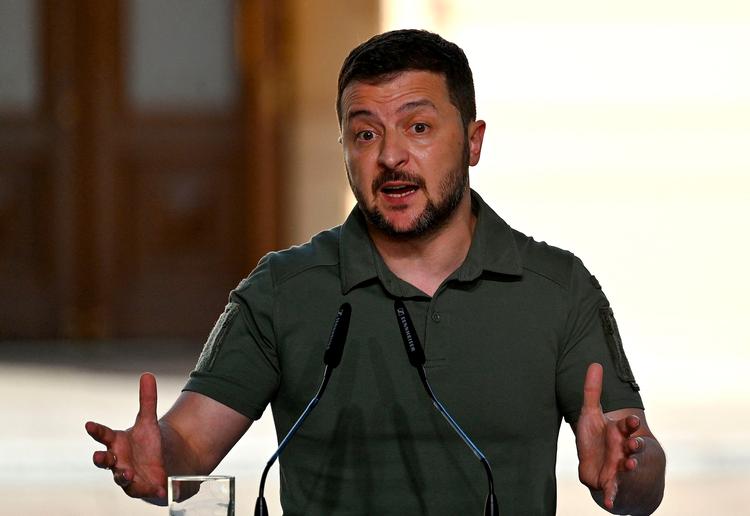 Ukraines præsident, Volodymyr Zelensky, brugte søndagen på at diskutere lørdagens dramatiske udvikling i Rusland med sine kolleger fra USA, Canada og Polen. Foto: Sergei Supinsky/Ritzau Scanpix