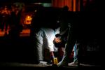 13 mennesker blev dræbt i en billardhal i byen Choloma i Honduras lørdag aften. Yderligere 11 personer blev dræbt i separate hændelser rundtomkring i landet, og derfor er der nu indført udgangsforbud om natten i flere byer. Foto: Delmer Martinez/Ritzau Scanpix