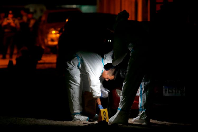 13 mennesker blev dræbt i en billardhal i byen Choloma i Honduras lørdag aften. Yderligere 11 personer blev dræbt i separate hændelser rundtomkring i landet, og derfor er der nu indført udgangsforbud om natten i flere byer. Foto: Delmer Martinez/Ritzau Scanpix