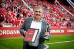 Stor var stoltheden, da Jan Mølby i sidste måned blev indlemmet i dansk fodbolds Hall of Fame i forbindelse med EM-kampen mod Nordirland i Parken .   Foto: Jens Dresling
