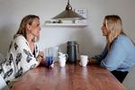 Politiken talte i 2021 med 21-årige Mathilde Pehrson, der boede med sin mor Linette Pehrson i morens lejlighed på 86 kvadratmeter, efter at have ledt forgæves efter en lejlighed i et halvt år. Nye tal viser, at danske unge i stigende grad bliver boende hjemme hos deres forældre. Foto: Valdemar Ren