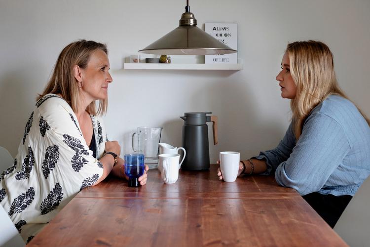 Politiken talte i 2021 med 21-årige Mathilde Pehrson, der boede med sin mor Linette Pehrson i morens lejlighed på 86 kvadratmeter, efter at have ledt forgæves efter en lejlighed i et halvt år. Nye tal viser, at danske unge i stigende grad bliver boende hjemme hos deres forældre. Foto: Valdemar Ren