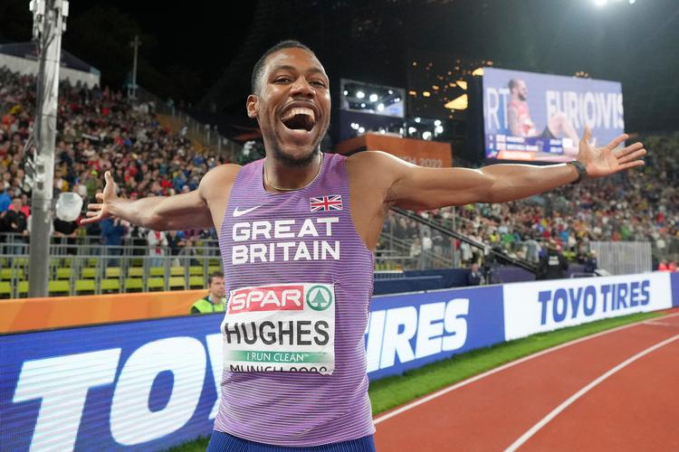 Storbritanniens Zharnel Hughes har flere store medaljer på kontoen, f.eks. som her 200 meter ved EM i München 2022, og nu har hans forbedrede niveau løftet ambitionerne til en podieplacering ved det kommende VM i Budapest. Foto: Matthias Schrader/Ritzau Scanpix