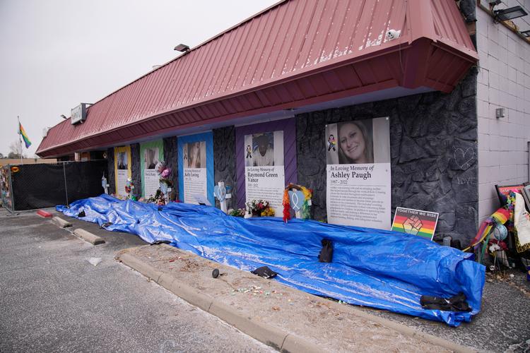 De fem personer, der mistede livet, blev hyldet med store billeder på facaden på Club Q i februar, efter at de blev dræbt af den dengang 22-årig Anderson Lee Aldrich i november 2022. Foto: David Zalubowski/Ritzau Scanpix