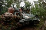 Ukrainske soldater med en amerikansk Bradley-infanterikampkøretøj. De tunge grej ser ikke ud til at være taget i brug endnu. Ukrainerne ser ud til at vente med at sætte det ind, til de ved, hvor de kan bryde igennem russernes linjer. Foto: Rfe/rl/serhii Nuzhnenko/Ritzau Scanpix