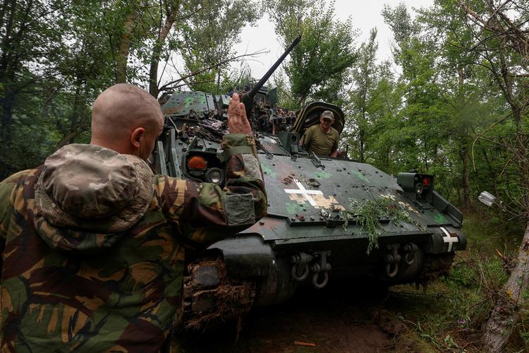 Ukrainske soldater med en amerikansk Bradley-infanterikampkøretøj. De tunge grej ser ikke ud til at være taget i brug endnu. Ukrainerne ser ud til at vente med at sætte det ind, til de ved, hvor de kan bryde igennem russernes linjer. Foto: Rfe/rl/serhii Nuzhnenko/Ritzau Scanpix