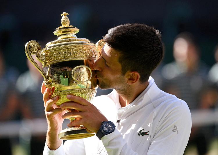Selv om Novak Djokovic 23 gange har kærtegnet et grand slam-trofæ, er han langt fra mæt, og det kan blive svært for rivalerne at nægte ham vej til endnu en triumf, når Wimbledon spilles.  Foto: Toby Melville/Ritzau Scanpix