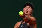 Den danske tennisspiller Clara Tauson er et skridt nærmere kvalikation til Wimbledon, der begynder mandag den 3. juli. Billedet stammer fra dette års French Open, hvor hun nåede til 3. runde.  Foto: Kai Pfaffenbach/Ritzau Scanpix