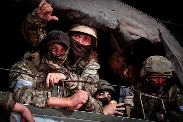 Wagner-soldater følger deres lede,r Jevgenij Prigosjin, på vej mod Moskva i weekenden. Det blev opfattet som et mytteri af Kreml. Men Putin har brug for Wagner-gruppen i sin krig i Ukraine og sit russiske engagement i afrikanske konflikter.
 Foto: Roman Romokhov/Ritzau Scanpix