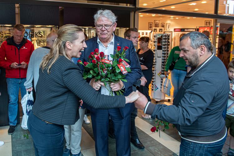 Erik Nielsen har spillet en stor rolle i Socialdemokratiet gennem de seneste 30 år. Her deler han roser ud i Rødovre Centrum sammen med Mette Frederiksen under valgkampen i 2019.  Foto: Kenneth Meyer
