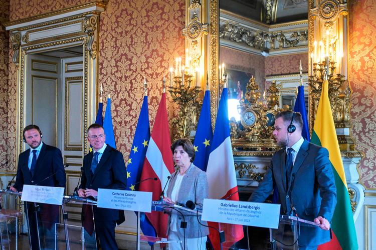Fra venstre: Estlands udenrigsminister, Margus Tsahkna, letlands udenrigsminister, Edgars Rinkevics, den franske udenrigsminister, Catherine Colonna, og Litauens udenrigsminister Gabrielius Landsbergis. De fire udenrigsministre var samlet til en pressekonference efter et møde i Paris den 27. juni, 2023.  Foto: Alain Jocard/Ritzau Scanpix