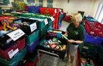 Christine Manning, der er frivillig i den frivillige organisation Greenwich Foodbank, gør sig klar til at dele madrationer ud til nødlidende mennesker i London. Billedet er taget i går.  Foto: Peter Nicholls/Ritzau Scanpix