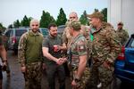 Ukraines præsident, Volodymyr Zelenskyj,  hilste på ukrainske soldater, da han besøgte dem i nærheden af fronten for nogle dage siden.  Foto: Handout/Ritzau Scanpix