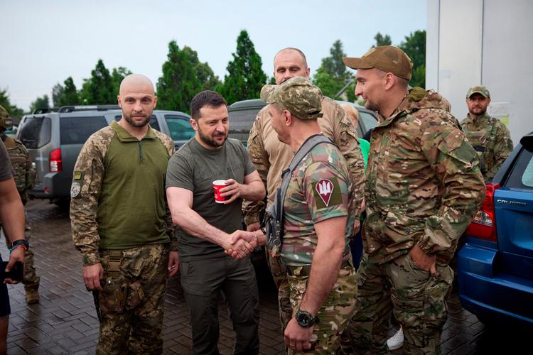 Ukraines præsident, Volodymyr Zelenskyj,  hilste på ukrainske soldater, da han besøgte dem i nærheden af fronten for nogle dage siden.  Foto: Handout/Ritzau Scanpix