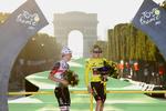  Sådan må det gerne se ud igen om tre ugers tid - Jonas Vingegaard i gult foran  Tadej Pogačar og Triumfbuen efter den afsluttende etape i Paris sidste år.. I morgen kan de to genoptage duellen ved tour-starten i Bilbao. Foto: Etienne Garnier/Ritzau Scanpix