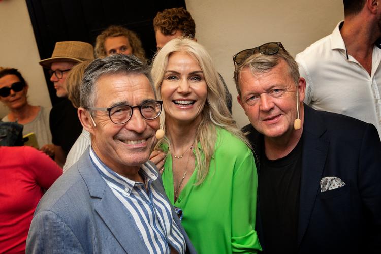 Anders Fogh, Helle Thorning og Lars Løkke deltog i Folkemødet med smart strithår, blonderede Barbie-lokker og solbriller i panden. Foto: Finn Frandsen Foto: Finn Frandsen