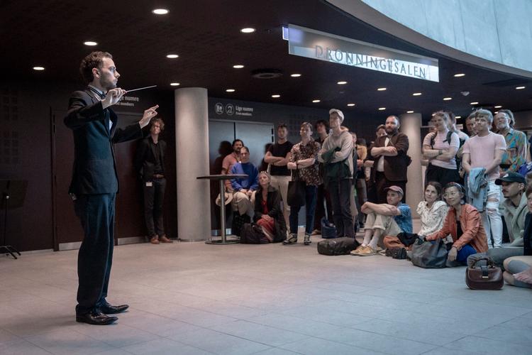 I takt med at der er færre anmeldelser i dagbladene, går det op for kunstnerne, at kritik er det, der gør deres kunst synlig i offentligheden og skaber legitimitet over for bevillingsgivere, skriver Thomas Michelsen i dette indlæg. Billedet er fra Klang festival  Foto: Christian Falck Wolff