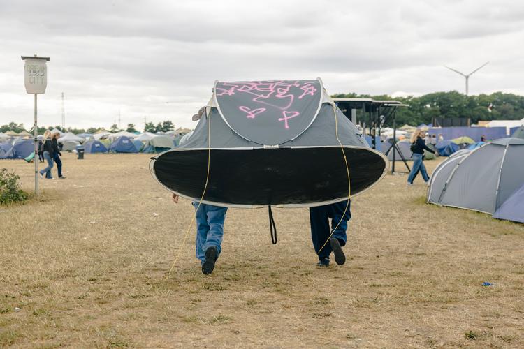 Mange gæster efterlader deres telte på Roskilde, selv om det kun er brugt en gang. Nu prøver festivalen at komme problematikken til livs med et nyt tiltag. Foto: Anders Holst Pedersen