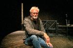 Hans Rønne har i over 40 år levet af at stå både på og bag scenen. Nu lukker han sit teater for at lade unge kræfter få del i kulturkronerne. Foto: Rikke Kjær Poulsen