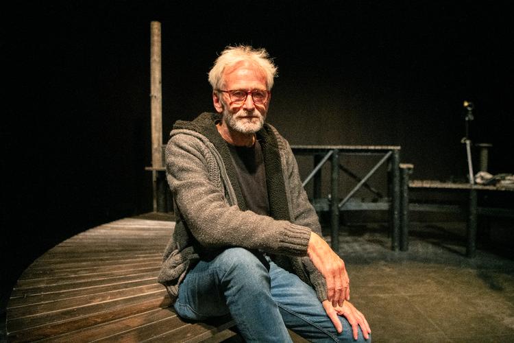 Hans Rønne har i over 40 år levet af at stå både på og bag scenen. Nu lukker han sit teater for at lade unge kræfter få del i kulturkronerne. Foto: Rikke Kjær Poulsen