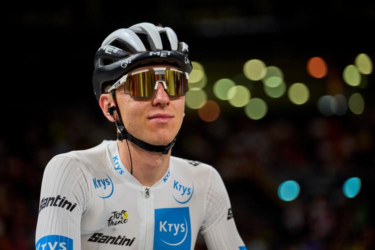 Tadej Pogacar, får holdkammeraten Adam Yates som medkaptajn.  UAE's teamchef Mauro Gianetti afviser, at det er et forsøg på at narre konkurrenterne, men fordi holdet er usikker på Pogacars form, efter han brækkede sit håndled for to måneder sider. Foto: Claus Bonnerup