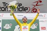 Britiske Adam Yates fejres på podiet efter sidste etape i Tour de Romandie den 30. april i år.  Foto: Jean-christophe Bott/Ritzau Scanpix
