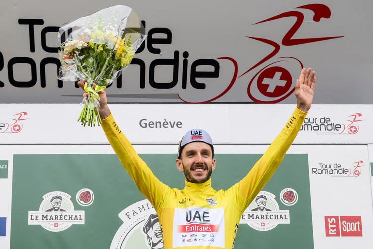 Britiske Adam Yates fejres på podiet efter sidste etape i Tour de Romandie den 30. april i år.  Foto: Jean-christophe Bott/Ritzau Scanpix