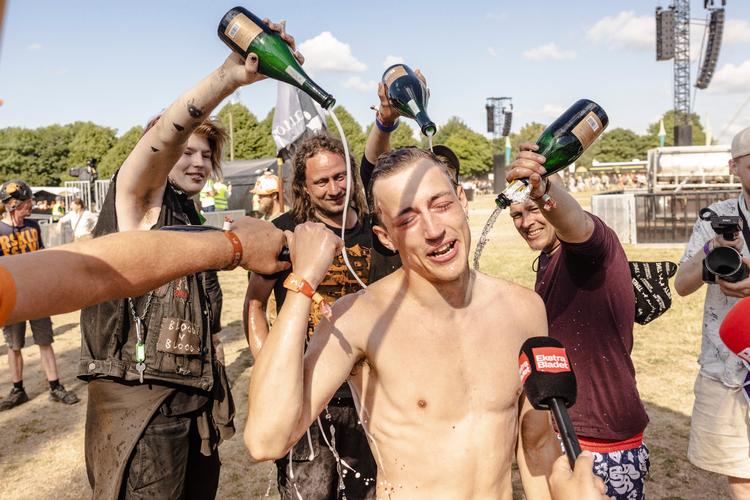Elias Storm Jørgensen bliver overhældt i champagne af  Canopy Crew, holdet der har bygget Orange Scene.  Foto: Anders Holst Pedersen