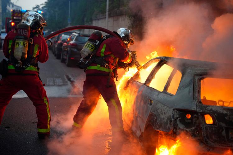 Efter uroligheder i flere franske byer var politi og brandvæsen på gaderne natten til torsdag. Regeringen frygter, at urolighederne og volden breder sig.  Foto: Zakaria Abdelkafi/Ritzau Scanpix