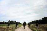 Rekrutter hos Den Kongelige Livgarde er her ved at lære soldaterhåndværkets basale principper. Her på deres første felttur med tung rygsæk. (arkivfoto) Foto: Henriette Dæhli