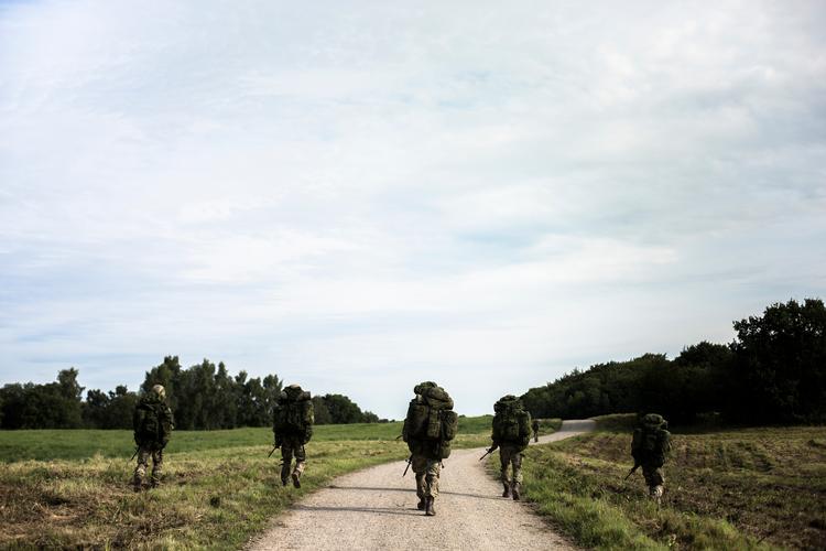 Rekrutter hos Den Kongelige Livgarde er her ved at lære soldaterhåndværkets basale principper. Her på deres første felttur med tung rygsæk. (arkivfoto) Foto: Henriette Dæhli