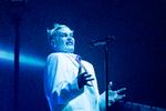 Iklædt habit, skjorte og slips og lidt hvid sminke og kort frisure var svenske Fever Ray anderledes afdæmpet i forhold til sine tidligere koncerter, da hun spillede på Arena på Roskilde Festival onsdag aften. Foto: Peter Hove Olesen