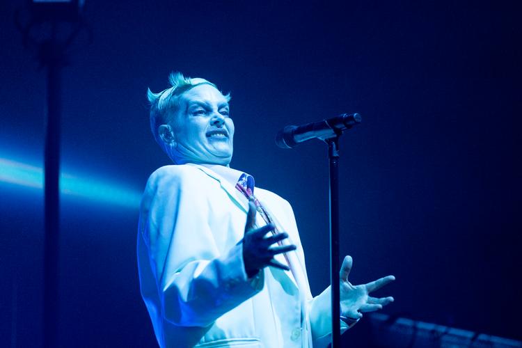 Iklædt habit, skjorte og slips og lidt hvid sminke og kort frisure var svenske Fever Ray anderledes afdæmpet i forhold til sine tidligere koncerter, da hun spillede på Arena på Roskilde Festival onsdag aften. Foto: Peter Hove Olesen