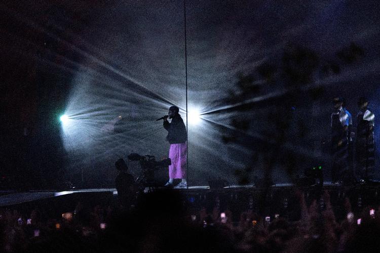 Kendrick Lamar havde dikteret fotoforbud under sin koncert på Orange Scene. Til gengæld var han gavmild med festen. Foto: Politiken