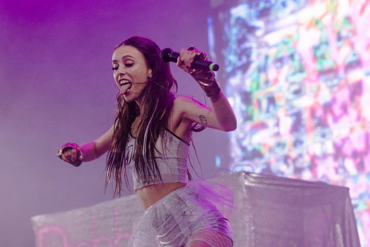 Man blev både helt høj og fik en smule ondt i ørerne, da danske Debbie Sings gav en både morsom og rørende koncert på Apollo-scenen på Roskilde Festival. Foto: Anders Holst Pedersen