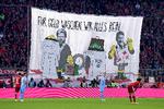 »For penge vasker vi alt rent«, stod der på et banner, som Bayern München-fans havde taget med til en kamp mod Freiburg i november 2021. Nu er det slut med millionerne fra Qatar.  Foto: Markus Ulmer via www.imago-image/Ritzau Scanpix