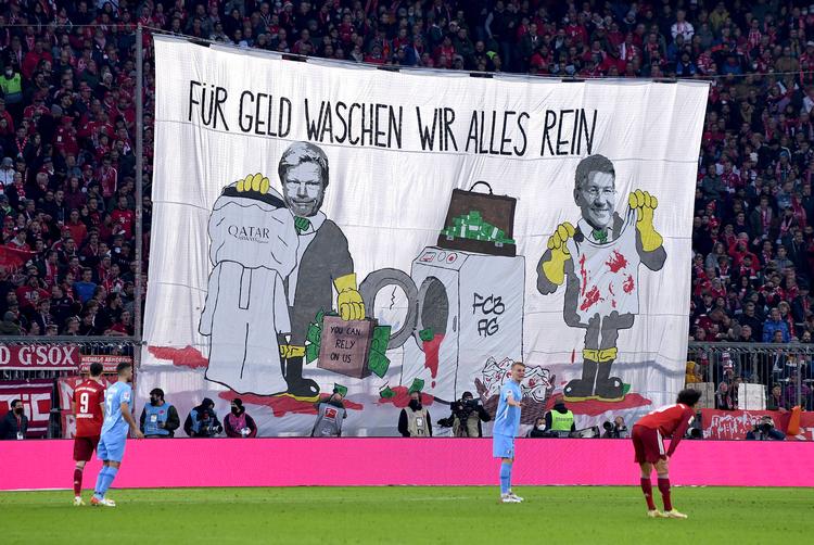 »For penge vasker vi alt rent«, stod der på et banner, som Bayern München-fans havde taget med til en kamp mod Freiburg i november 2021. Nu er det slut med millionerne fra Qatar.  Foto: Markus Ulmer via www.imago-image/Ritzau Scanpix