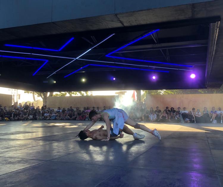 Der er overraskende mange i publikum til de programsatte performanceværker på årets Roskildefestival.  Foto: Mathias Kryger