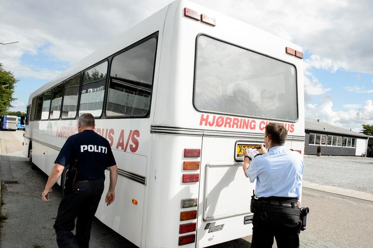 I flere år har manglende betaling af motorafgifter ikke gået videre til politiet, hvilket har gjort det lettere for bilister at køre rundt i landet uden at have betalt motorafgifter. Det har dog ikke været ensbetydende med, at politiet ikke har klippet nummerplader, som her ved en razzia mod busser i Hjørring. Foto: René Schütze