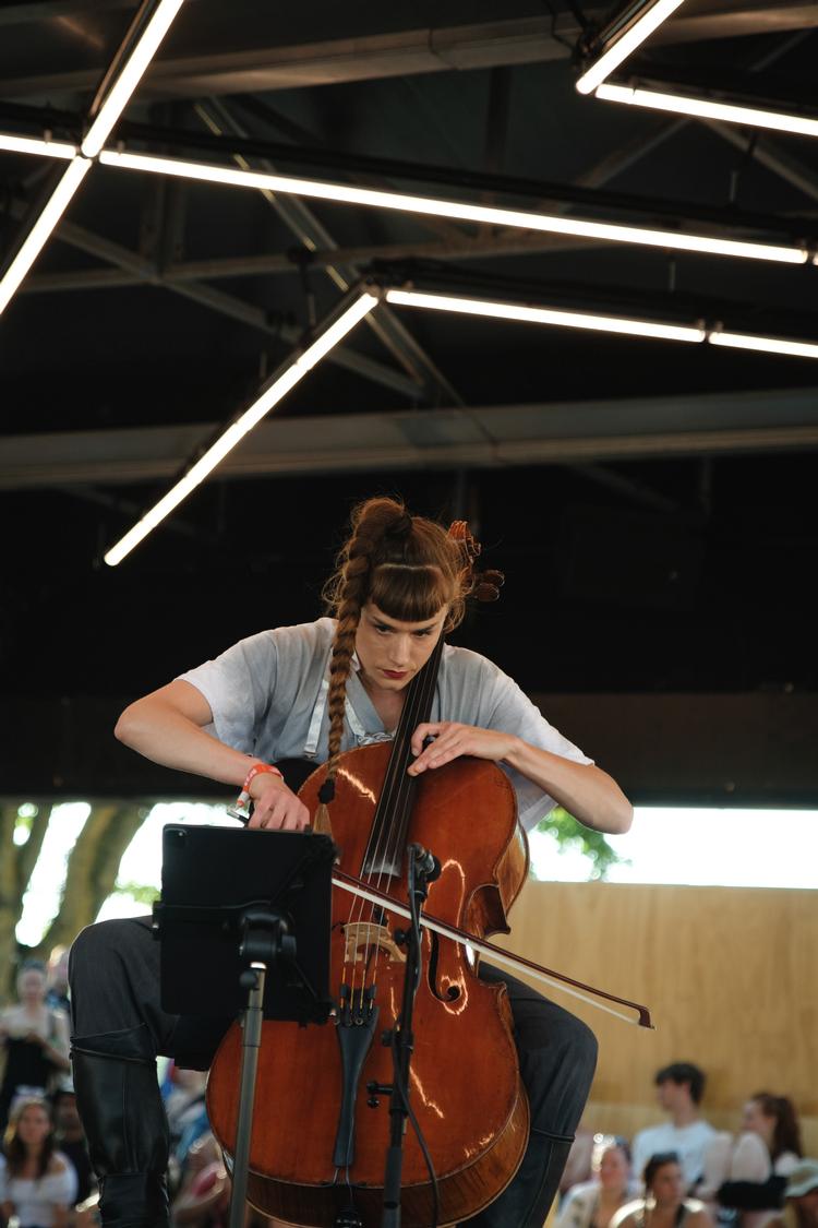 Komponist og cellist Josephine Opsahl spiller sig hele vejen gennem performanceværket ’It doesn’t look like anything to me’, der spiller to gange på årets Roskilde Festival.  Foto: © Florentine Fogh Lassen