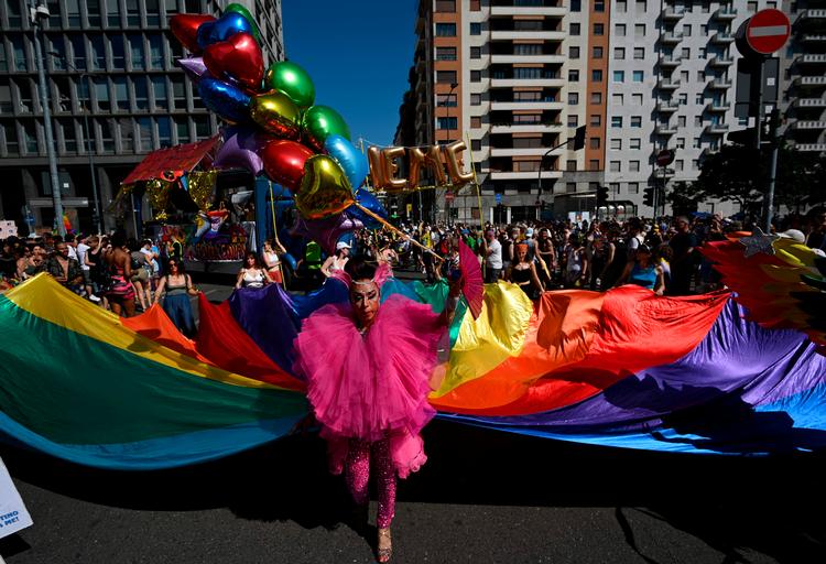 Lgbt-miljøet i Italien føler, at den siddende højreregering er ved at indskrænke deres rettigheder. BIlledet er taget under dette års Pride i Milano, som fandt sted i den forgangne uge . Foto: Gabriel Bouys/Ritzau Scanpix