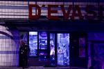     A police officer stands in front of a shop with windows broken during protests in Roubaix, northern France on June 30, 2023, three days after a teenager was shot dead during a police traffic stop in the Paris suburb of Nanterre. Protests over the fatal police shooting of a teenager rocked France for a third straight night on June 29, with cars burned, buildings vandalised and hundreds arrested in cities across the country. The nighttime unrest followed a march earlier on Thursday in memory of the 17-year-old, named Nahel, whose death has revived longstanding grievances about policing and racial profiling in France's low-income and multiethnic suburbs. (Photo by Kenzo TRIBOUILLARD / AFP)   Foto: Kenzo Tribouillard/Ritzau Scanpix