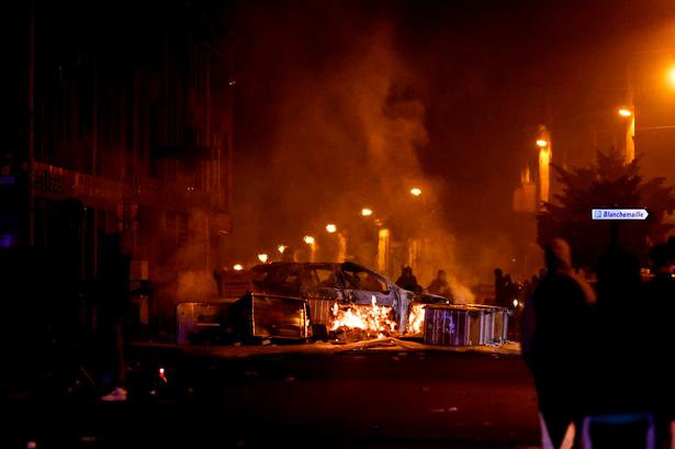     A car burns during protests in Roubaix, northern France on June 30, 2023, three days after a teenager was shot dead during a police traffic stop in the Paris suburb of Nanterre. Protests over the fatal police shooting of a teenager rocked France for a third straight night on June 29, with cars burned, buildings vandalised and hundreds arrested in cities across the country. The nighttime unrest followed a march earlier on Thursday in memory of the 17-year-old, named Nahel, whose death has revived longstanding grievances about policing and racial profiling in France's low-income and multiethnic suburbs. (Photo by Kenzo TRIBOUILLARD / AFP)   Foto: Kenzo Tribouillard/Ritzau Scanpix
