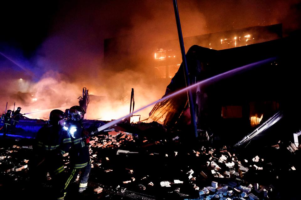     Firefighters douse the flames of a hotel set on fire during protests in Roubaix, northern France, on June 30, 2023, three days after a teenager was shot dead during a traffic stop in the Paris suburb of Nanterre. Protests over the fatal police shooting of a teenager rocked France for a third straight night on June 29, with cars burned, buildings vandalised and hundreds arrested in cities across the country. The nighttime unrest followed a march earlier on Thursday in memory of the 17-year-old, named Nahel, whose death has revived longstanding grievances about policing and racial profiling in France's low-income and multiethnic suburbs. (Photo by Kenzo TRIBOUILLARD / AFP)   Foto: Kenzo Tribouillard/Ritzau Scanpix