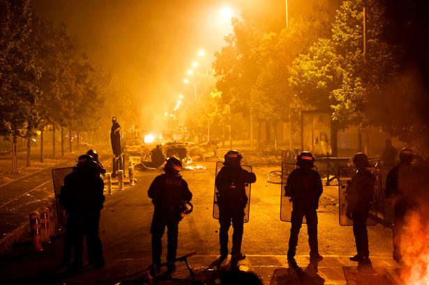    French police stand in position during clashes with protesters, following the death of Nahel, a 17-year-old teenager killed by a French police officer during a traffic stop, in Nanterre, Paris suburb, France, June 30, 2023. REUTERS/Gonzalo Fuentes   Foto: Gonzalo Fuentes/Ritzau Scanpix
