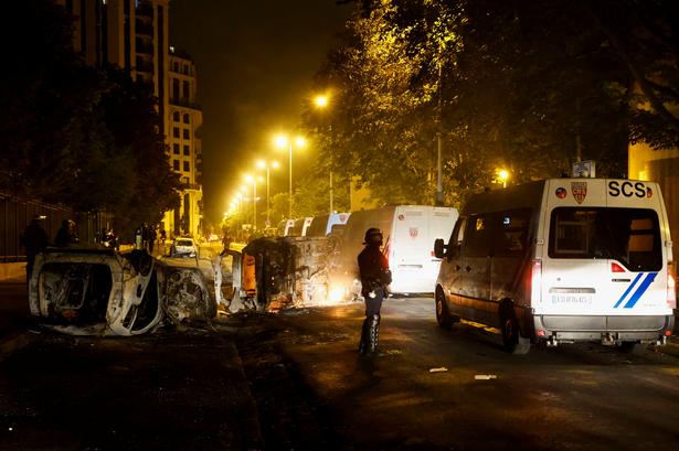     French police stand in position during clashes with protesters, following the death of Nahel, a 17-year-old teenager killed by a French police officer during a traffic stop, in Nanterre, Paris suburb, France, June 30, 2023. REUTERS/Gonzalo Fuentes   Foto: Gonzalo Fuentes/Ritzau Scanpix