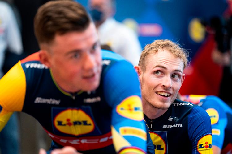 Mads Pedersen kan på sine bedste dage også køre stærkt på  kort og stejle  stigninger, men de store favoritter på 1. etaper skal findes blandt  navne som Mattias Skjelmose (bagerst), Julian Alaphilippe  og Mathieu van der Poel. Og selvfølgelig Jonas Vingegaard og Tadej Pogacar.  

  Foto: Bo Amstrup/Ritzau Scanpix